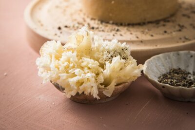 Sag Cheese! Warum Käse auch zu Kaffee passt - Beim Schaben des Tête de Moine mit einer Girolle gilt die Regel: Die gehobelte Blume sollte lieber etwas üppiger sein als zu mickrig.