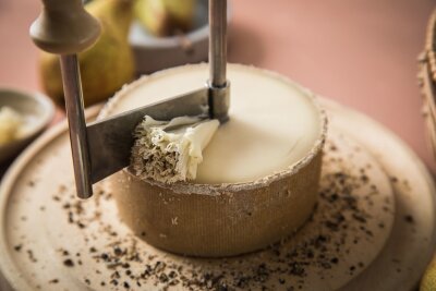 Sag Cheese! Warum Käse auch zu Kaffee passt - Schon vor dem Hobeln einer Tête de Moine-Blume kann man den Käse ruhig mit schwarzen Pfeffer bestreuen. Das verpasst ihm ein Schuss Raffinesse.