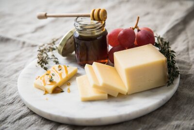 Sag Cheese! Warum Käse auch zu Kaffee passt - Besitzt der Käse einen ausgeprägten Geschmack, sollte man kein Chutney mit zu vielen Geschmacksrichtungen dazu reichen, sondern eher einen Honig. Was super passt, ist ein länger gereifter Gruyère mit Waldhonig. 