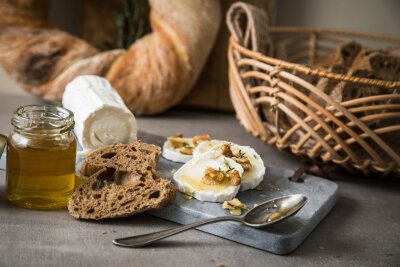 Sag Cheese! Warum Käse auch zu Kaffee passt - Ein gereifter Ziegenkäse mit Weißschimmel wird zusammen mit Honig, Thymianflocken und Walnüssen zu einer kompletten Vor- oder Nachspeise.