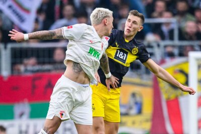 Sahins bittere Woche: Nächster BVB-Flop - "Müssen liefern" - Augsburgs Phillip Tietz (l) und Dortmunds Nico Schlotterbeck im Luftkampf.