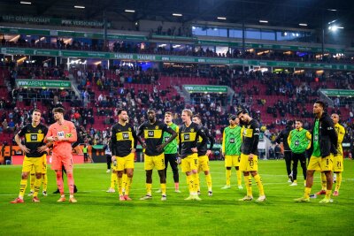 Sahins bittere Woche: "Wir sind dran! Wir müssen liefern!" - Pfiffe nach der Niederlage: Die BVB-Profis vor ihren mitgereisten Fans.