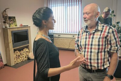 Sahra Wagenknecht auf Stippvisite im Erzgebirge - Sahra Wagenknecht im Gespräch mit dem Seniorchef der WOBEK GmbH, Bernd Drummer. Foto: Jana Kretzschmann