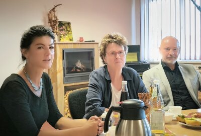 Sahra Wagenknecht auf Stippvisite im Erzgebirge - Neben Sahra Wagenknecht stellten sich auch die Landesvorsitzende des BSW, Sabine Zimmermann und Regionalkoordinator Ulf Lange den Fragen der Anwesenden. Foto: Jana Kretzschmann