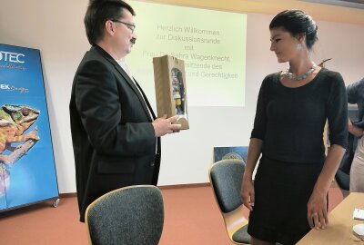 Sahra Wagenknecht auf Stippvisite im Erzgebirge - Als Dankeschön für den Dialog gab es einen Nussknacker. Foto: Jana Kretzschmann