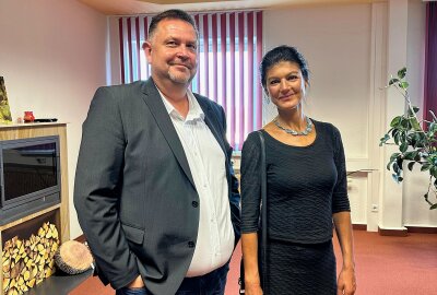 Sahra Wagenknecht auf Stippvisite im Erzgebirge - Der Regionalansprechpartner Erzgebirge Gerd Glöckner mit seiner Parteichefin. Foto: Jana Kretzschmann