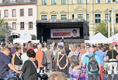 Sahra Wagenknecht ist in Zwickau - Auf der Bühne aufgetreten ist unter anderem auch BSW-Kandidat Sven Quilitzsch. Foto: Ralf Wendland