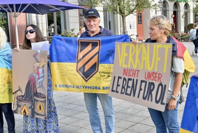 Sahra Wagenknecht ist in Zwickau - Unweit des Hauptmarktes hat es eine Demonstration für die Unterstützung der Ukraine gegeben. Foto: Ralf Wendland