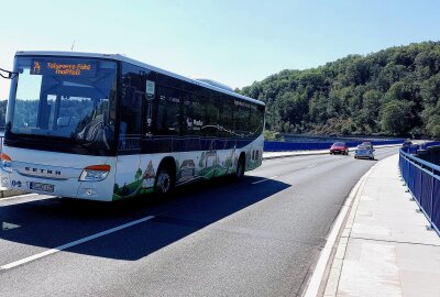 Saison-Bus-Linie 74 fährt an den Septemberwochenenden weiter - Der Saisonbus 74 überquert die Staumauer der Talsperre Pöhl. Fotos Karsten Repert