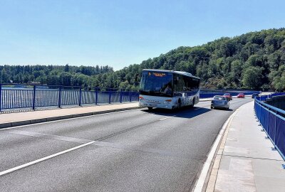 Saison-Bus-Linie 74 fährt an den Septemberwochenenden weiter - Der Saisonbus 74 überquert die Staumauer der Talsperre Pöhl. Fotos Karsten Repert