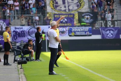 Aues Trainer Pavel Dotchev dirigiert am Spielfeldrand. Foto: Alexander Gerber