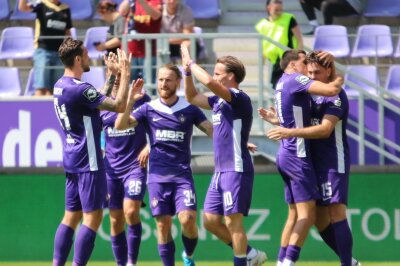 Aue bejubelt das 2-1 durch Marcel Bär. Foto: Alexander Gerber