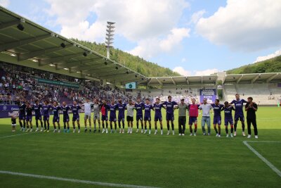 Aues Mannschaft feiert den gelungenen Saisonauftakt. Foto: Alexander Gerber