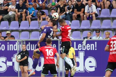 Ricky Bornschein steigt hier im Kopfballduell am höchsten. Foto: Alexander Gerber