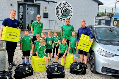 Saisonendspurt beim SV Merkur Oelsnitz - Freude bei den G-Junioren vom SV Merkur Oelsnitz. Die Autobund GmbH brachte neue Sporttaschen vorbei. Foto: Karsten Repert