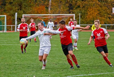 Saisonendspurt in der Landesklasse beginnt mit Derby - Im Hinspiel in Limbach-Oberfrohna gab es packende Zweikämpfe und ein 1:1. Foto: Markus Pfeifer