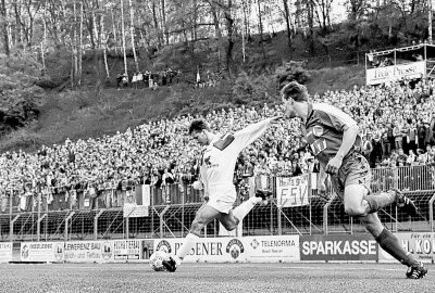 Saisoneröffnung gegen Hauptstadtclub weckt beim FSV Erinnerung an glorreiche Zeiten - Vor der Zuschauertribüne des Westsachsenstadions setzt Zwickaus Lars Hermel zum Flanken sn, links Oliver Schmidt, rechts Andreas Zimmermann (beide Hertha)Punktspiel 2.Bundesliga FSV Zwickau - Hertha BSC 0:3 am 19.5.1995. Foto: Frank Kruczynski/Archiv