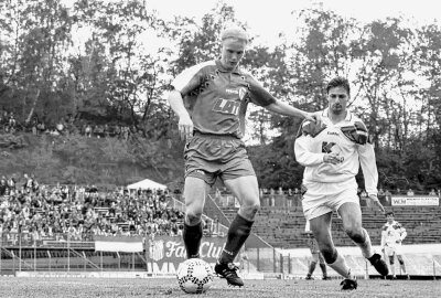 Saisoneröffnung gegen Hauptstadtclub weckt beim FSV Erinnerung an glorreiche Zeiten - Carsten Ramelow (Hertha) versucht sich gegen rechts Zwickaus Lars Hermel (rechts) durchzusetzen. Punktspiel 2.Bundesliga FSV Zwickau - Hertha BSC 0:3 am 19.5.1995. Foto: Frank Kruczynski/Archiv