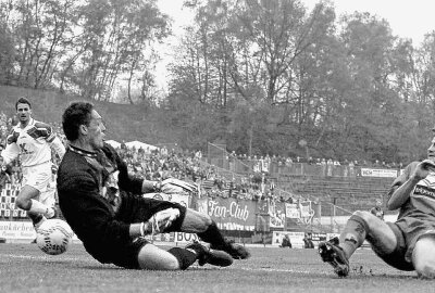 Saisoneröffnung gegen Hauptstadtclub weckt beim FSV Erinnerung an glorreiche Zeiten - Zwickaus Torhüter Oleg Karawaew wirft sich dem Berliner Arnold (rechts) in den Schuß, links Lars Hermel. Szene aus dem Punktspiel der 2. Bundesliga FSV Zwickau - Hertha BSC 3:1, 10.5.1996. Foto: Frank Kruczynski/Archiv