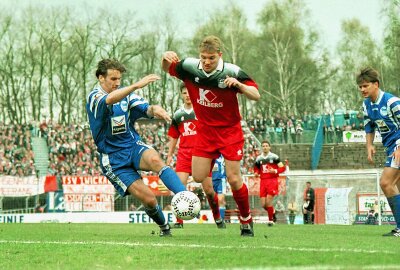 Saisoneröffnung gegen Hauptstadtclub weckt beim FSV Erinnerung an glorreiche Zeiten - Rene Groth (Zwickau) sucht die Lücke zwischen den Herthanern Christian Fährmann (links) und Falko Götz. 2.Bundesliga FSV Zwickau - Hertha BSC Berlin 1:2 am 26.4.1997. Foto: Frank Kruczynski/Archiv