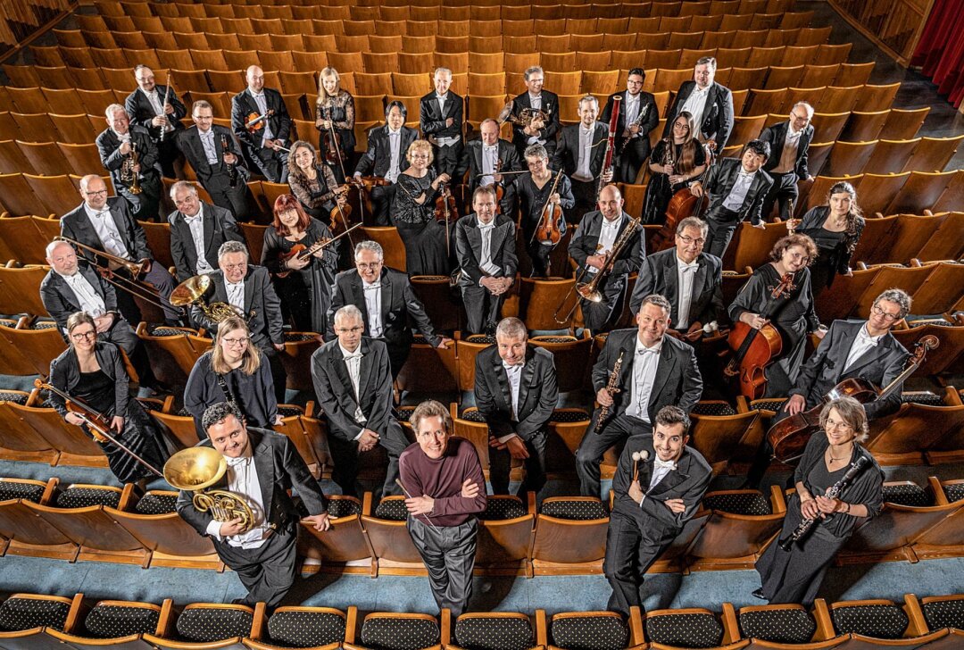 Saisonstart für Erzgebirgische Philharmonie in Aue - Am Samstag, dem 14. September im Kulturhaus Aue und am Montag, dem 16. September im Eduard-von-Winterstein-Theater Annaberg-Buchholz, lädt die Erzgebirgische Philharmonie Aue jeweils um 19.30 Uhr zum 1. Philharmonischen Konzert der Spielzeit 2024_2025 ein. Solist des Abends ist der Pianist und ECHO Klassik-Preisträger Alexander Krichel. Foto: Dirk RÃ¼ckschloÃŸ - pixore photography