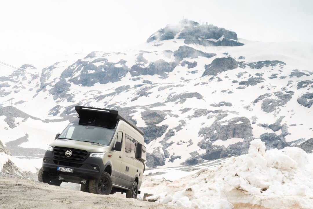 SAM the Van: So wird der Sprinter zum Abenteurer - Will hoch hinaus: SAM the Van ist ein nachhaltiges Wohnmobil auf Basis des Mercedes Sprinter, das für Offroad-Abenteuer entwickelt wurde.