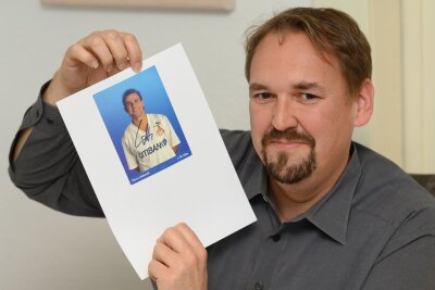 Sammler: "Das Autogramm stirbt aus" - Ein Autogrammsammler meint: Selfies haben dem Autogramm bei jüngeren Fans den Rang abgelaufen. 