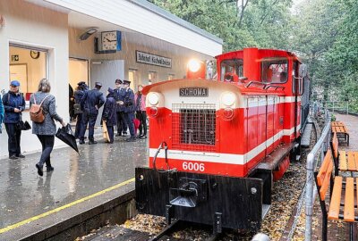 Saniertes Bahnhofsgebäude der Chemnitzer Parkeisenbahn eröffnet - Im Rahmen einer Einweihungsfeier eröffnet Bürgermeister Michael Stötzer das umgebaute Bahnhofsgebäude der Parkeisenbahn im Chemnitzer Küchwald. Foto: Harry Haertel