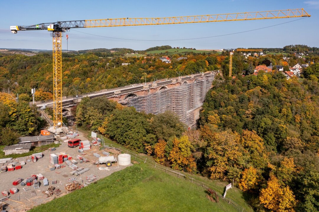 Sanierung der Elstertalbrücke bald abgeschlossen - Blick auf die eingerüstete Elstertalbrücke.