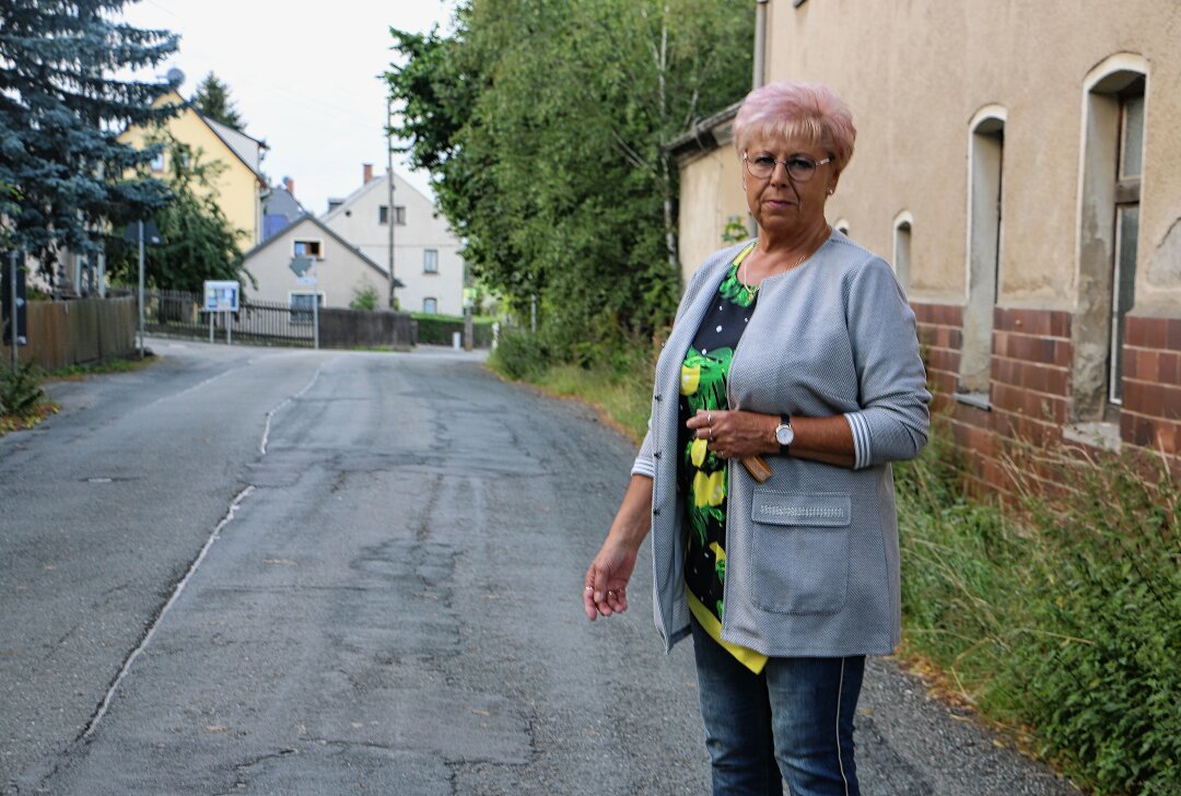 Sanierungsarbeiten: Staatsstraße im Vogtland ab Montag voll gesperrt - Für Ortsvorsteherin Gudrun Müller war die Sanierung der desolaten Straße die größte Aufgabe. Foto: Simone Zeh