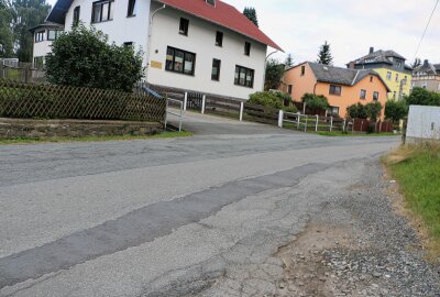 Sanierungsarbeiten: Staatsstraße im Vogtland ab Montag voll gesperrt - Für Ortsvorsteherin Gudrun Müller war die Sanierung der desolaten Straße die größte Aufgabe. Foto: Simone Zeh