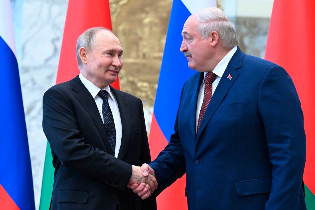 Sanktionen gegen Russlands Partner Belarus - Der russische Präsident Wladimir Putin (l) und der belarussische Präsident Alexander Lukaschenko arbeiten trotz des Kriegs in der Ukraine weiter zusammen.