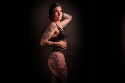 Sarah (36) aus Erfurt: Ich bin eine starke Persönlichkeit, die gern provoziert - Das Tattoo auf Sarahs (36) Popo ist aus ihrem Lieblingsfilm Suicide Squat. Es zeigt den Joker und Harley Quinn.