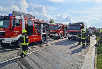 Sattelzug gerät in Brand: LKW brennt auf der A4 aus - Zum Brand eines LKW kam es am späten Donnerstagnachmittag auf der Autobahn 4. Foto: xcitepress/brl