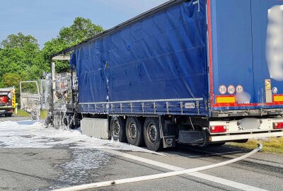 Sattelzug gerät in Brand: LKW brennt auf der A4 aus - Zum Brand eines LKW kam es am späten Donnerstagnachmittag auf der Autobahn 4. Foto: xcitepress/brl