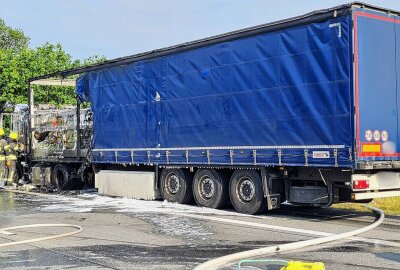 Sattelzug gerät in Brand: LKW brennt auf der A4 aus - Zum Brand eines LKW kam es am späten Donnerstagnachmittag auf der Autobahn 4. Foto: xcitepress/brl