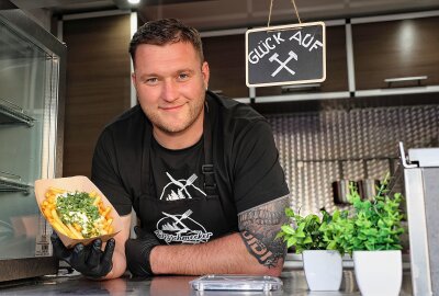 "Schachterfritten": Wie ein Veilchen-Fan für kulinarische Genüsse sorgt - Toni Hänel von Erzschmecker mit seinen Schachterfritten. Foto: Carsten Wagner