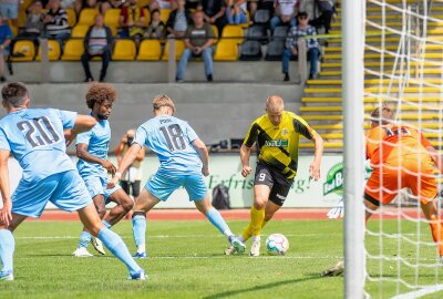 Schade: VFC Plauen verspielt 2:0-Führung gegen Berlin - Hier gibt's Bildimpressionen vom Spiel zwischen Plauen (gelb-schwarz) und Berlin (blau). Fotos: Oliver orgs / Pressebüro Repert