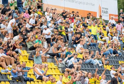 Schade: VFC Plauen verspielt 2:0-Führung gegen Berlin - Hier gibt's Bildimpressionen vom Spiel zwischen Plauen (gelb-schwarz) und Berlin (blau). Fotos: Oliver orgs / Pressebüro Repert