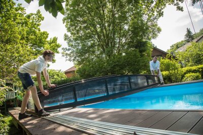 Schaden am Swimmingpool: Welche Versicherung leistet? - Bei fest verbauten Pools greift im Schadensfall die Wohngebäudeversicherung, sofern Eigentümerinnen und Eigentümer diese optionale Leistung in ihrem Vertrag eingeschlossen haben.