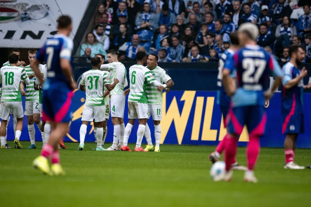 Schalke bleibt sieglos: 3:4 gegen Greuther Fürth - Der FC Schalke 04 musste gegen die SpVgg Greuther Fürth die nächste Niederlage hinnehmen.