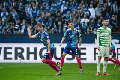 Schalke bleibt sieglos: 3:4 gegen Greuther Fürth - Da konnte Max Grüger noch jubeln.