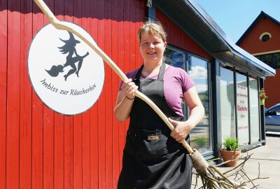 Scharfensteiner Räucherhexe verzaubert ihre Kundschaft - Zur Eröffnung hat Sandra Winkler von Freunden sogar einen Hexenbesen geschenkt bekommen. Foto: Andreas Bauer