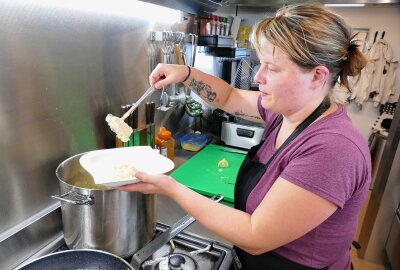 Scharfensteiner Räucherhexe verzaubert ihre Kundschaft - Die 33-jährige Gastgeberin bei ihrer Lieblingsbeschäftigung: dem Kochen. Foto: Andreas Bauer