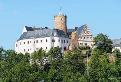 Scharfensteiner Räucherhexe verzaubert ihre Kundschaft - Neben Mitarbeitern von Unternehmen vor Ort, Anwohnern und Kraftfahrern schauen auch Besucher der Burg bei der Räucherhexe vorbei. Foto: Andreas Bauer