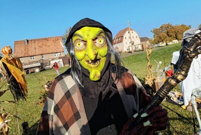 Schaurige Stimmung: Rossauerin verwandelt ihr Zuhause in ein Halloween-Märchen - Gabi tritt als alte Hexe auf. Foto: Andrea Funke