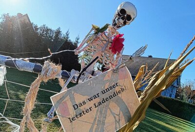 Schaurige Stimmung: Rossauerin verwandelt ihr Zuhause in ein Halloween-Märchen - Wenn Skelette und eine Hexe ihr Unwesen treiben in Rossau. Foto: Andrea Funke