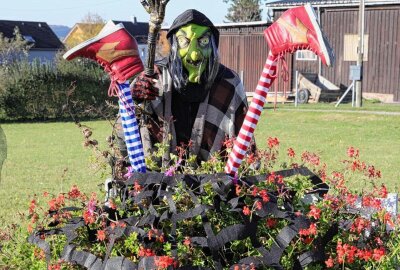 Schaurige Stimmung: Rossauerin verwandelt ihr Zuhause in ein Halloween-Märchen - Gabi tritt als alte Hexe auf. Foto: Andrea Funke