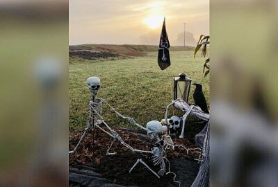 Schaurige Stimmung: Rossauerin verwandelt ihr Zuhause in ein Halloween-Märchen - Schaurige Gestalten stehen auf der Wiese an der Straße in Rossau. Foto: Andrea Funke