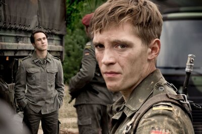 Schauspieler Jonas Nay über KI:  "Deshalb wird menschliche Kunst überleben!" - Jonas Nay in der Serie "Deutschland 83", die als Prestige-Objekt in Sachen Qualitätsfernsehen von RTL begonnen wurde - Einschaltquoten waren 2015 jedoch ein kleines Fiasko für den Sender. International gelang "Deutschland 83" mit Ludwig Trepte (links) und Nay jedoch ein Triumphzug. Die weiteren Staffeln "86" und "89" übernahm dann Amazon.